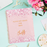 Bleek roze gouden naamscript 2025 planner<br><div class="desc">Een bleke roze achtergrond versierd met confetti. Personaliseren en een naam toevoegen. De naam is geschreven met een groot modern handgeschreven schrift,  handtekeningstijl. Perfect voor school,  werk of het organiseren van je persoonlijke / gezinsleven.</div>