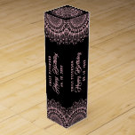 Bleek roze Mandala op zwarte achtergrond Wijn<br><div class="desc">Bleke roze  mandala boven een zwarte en donkergrijze monochromatische achtergrond.  tekst in een overeenkomende bleke roze kleurengelukkige verjaardag.</div>