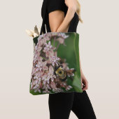 Bleek roze petalen met bijen tote bag (Dichtbij)