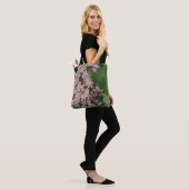 Bleek roze petalen met bijen tote bag (Op model)