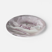 Bleek roze roos, naam, 65ste verjaardagsfeestje papieren bordje (Gekanteld)