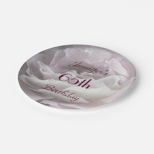 Bleek roze roos, naam, 65ste verjaardagsfeestje papieren bordje (Gekanteld)