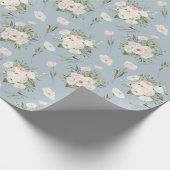 Bleek roze rozen op blauw cadeaupapier (Hoek)