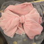 Bleek roze streeppatroon sjaal<br><div class="desc">Zeer subtiel Borden pastel roze streep patroon chiffon sjaal. Je merkt de streep bijna niet,  hij is zo subtiel. Zeer  kleur en een mooie sjaal.</div>