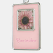 Bleek roze zonnebloem, speciaal gepersonaliseerd verzilverd omlijst ornament (Links)