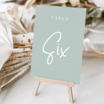 Bleek Sage Green Hand Scripted Table SIX Kaart<br><div class="desc">De eenvoudige en de kaart van het het lijstaantal in Bleke Groen en wit van de Sage maken een elegante verklaring bij uw bruiloft of gebeurtenis. Het ontwerp kenmerkt "lijst [aantal]"in een eyecatching mengeling van klassieke serif en handgeschreven manuscript het schrijven. Het ontwerp herhaalt zich aan beide zijden. Afzonderlijk genummerde...</div>