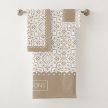 Bleek taupewit demaspatroon, gescallopeerde randen