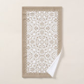 Bleek taupewit demaspatroon, gescallopeerde randen bad handdoek (Handdoek)