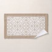 Bleek taupewit demaspatroon, gescallopeerde randen bad handdoek (Handdoek)