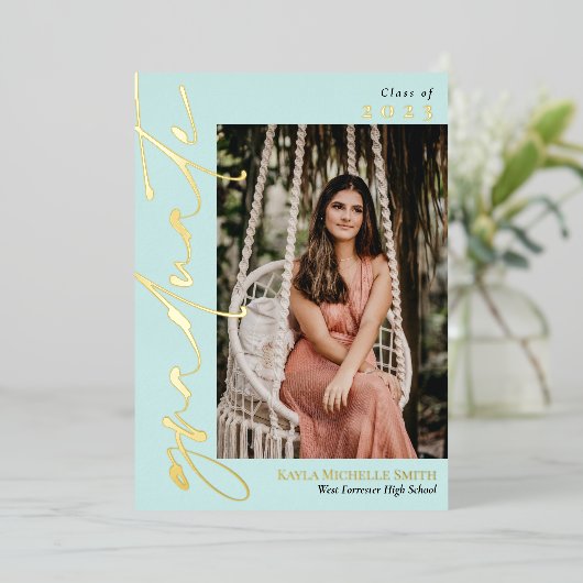 Bleek Turquoise Gouden Calligraphy Foto Afstudeerf Folie Uitnodiging (Staand Voorkant)