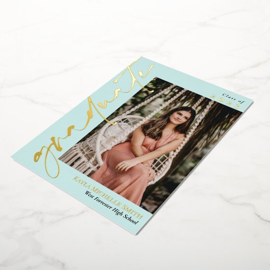 Bleek Turquoise Gouden Calligraphy Foto Afstudeerf Folie Uitnodiging (Gedraaid)