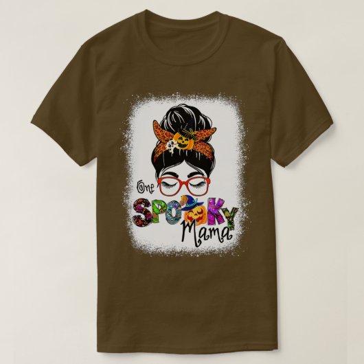 Bleekte één spoky mama voor Halloween Messy Bun. T-shirt (Design voorkant)