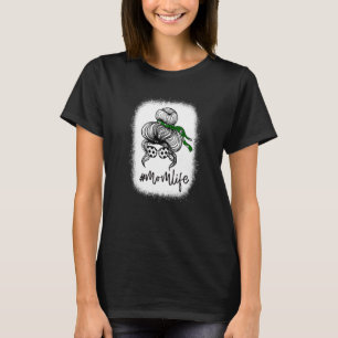 Bleekte Messy Bun Hair die Zonnebrillen draagt T-shirt