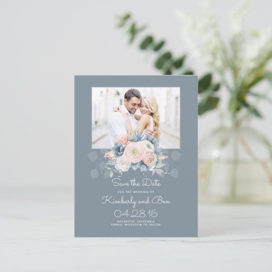 Bleke Blauw en Stoffig Roos Bloemen Save the Date Aankondigingskaart (Staand voorkant)