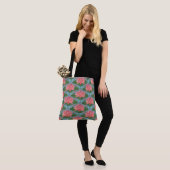 Bleke blauwe libellen, roze waterlelies, op blauw tote bag (Op model)