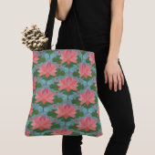 Bleke blauwe libellen, roze waterlelies, op blauw tote bag (Dichtbij)