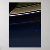 Bleke blauwe stip — Cassini Poster (Voorkant)