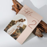 Bleke Blush Script Wedding | Elegante boogfoto Kaart<br><div class="desc">Breng een zacht, romantisch tintje aan uw huwelijksreceptie met deze bleke blozen boogtafel nummerkaart. Met elegante scripttekst en een optionele boogvormige foto is dit minimalistische ontwerp perfect voor moderne, neutrale bruiloften met een boho- of blush-thema. Ideaal voor koppels die houden van schone, ingetogen esthetiek met een warme en romantische toon....</div>
