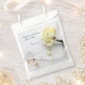 Bleke gele bloemen met vlinder bedankzakje (Geknipt)