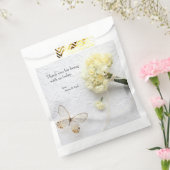 Bleke gele bloemen met vlinder bedankzakje (Gezegeld)