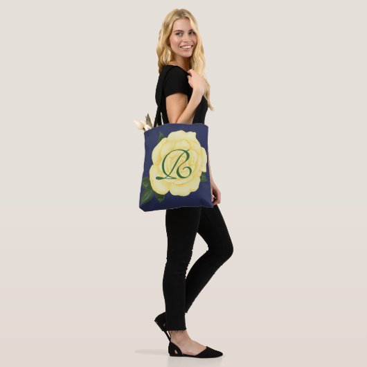 Bleke Gele Roos, Bruidsmeisje Monogram Boodschappe Tote Bag (Op model)