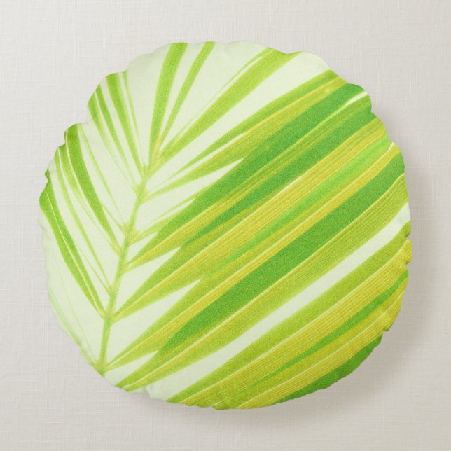 Bleke groene palmbladeren rond kussen (Voorkant)