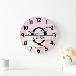 Bleke lavendel distressed Q monogram Grote Klok