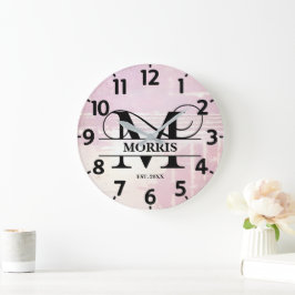 Bleke lavendel in distressed M monogram Grote Klok