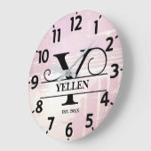 Bleke lavendel verstoord door monogram grote klok (Hoek)