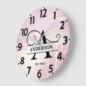 Bleke lavendel verstoorde een monogram grote klok (Hoek)