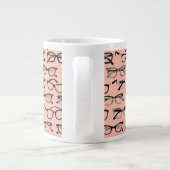 Bleke roze bril, eigeel, eierkleding grote koffiekop (Achterkant)