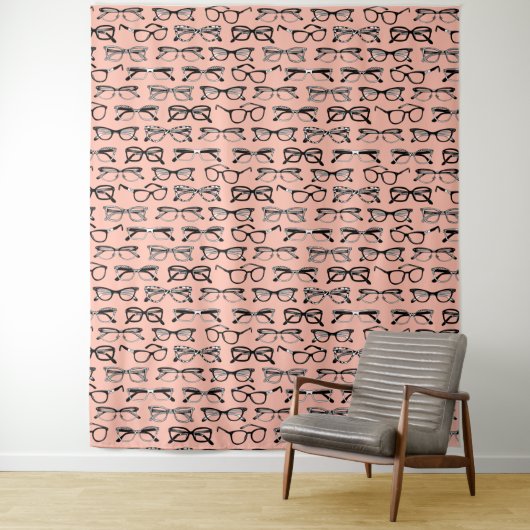 Bleke roze bril, eigeel, eierkleding wandkleed (In situ)