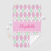 Bleke roze en groene argyle aangepaste naam dames golfhanddoek (Insitu)