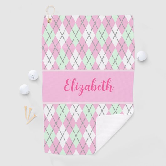 Bleke roze en groene argyle aangepaste naam dames golfhanddoek (Insitu)