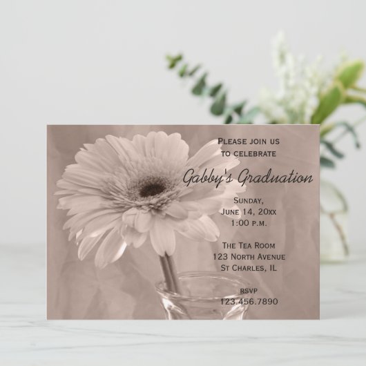 Bleke roze gekleurde Daisy Graduy Party Invitation Kaart (Staand voorkant)