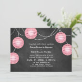 Bleke roze lantaarns over de uitnodiging voor het  (Staand voorkant)