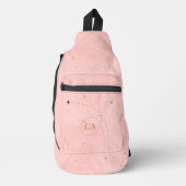 Bleke roze minimalistische gouden monogram vliegtu sling bag (Voorkant)