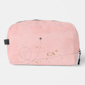 Bleke roze minimalistische gouden monogram vliegtu toilettasje (Voorkant)