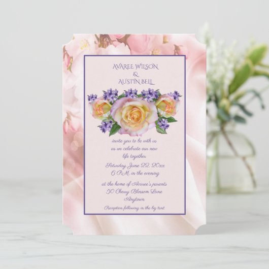 Bleke Roze Roos Met Paarse Accenten Uitnodiging (Staand voorkant)