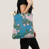 Bleke roze rozen met blauw marineachtergrond tote bag (Dichtbij)