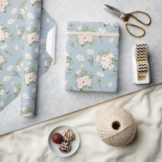 Bleke Roze Rozen Op Blauwe Cadeaupapier (Crafts)