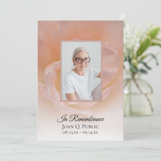 Bleke roze rozenbloem begrafenisdienst programmakaart (Staand voorkant)