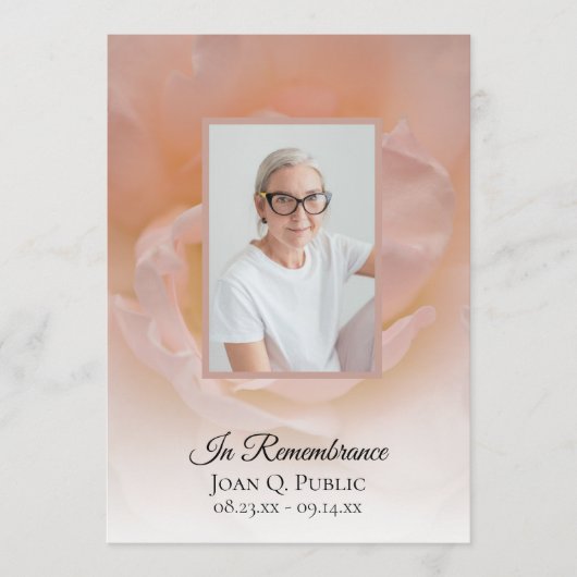 Bleke roze rozenbloem begrafenisdienst programmakaart (Voorkant)