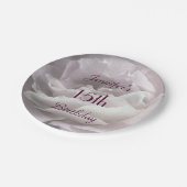 Bleke roze rozenbloem, naam, 15e verjaardag papieren bordje (Gekanteld)