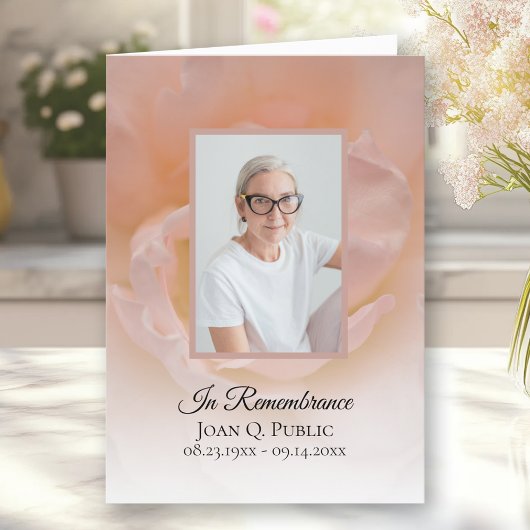 Bleke roze rozenbloemblaadjes begrafenisdienst gev programma