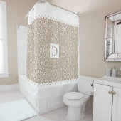 Bleke taupe damast wit geschulpte randen monogram douchegordijn (In situ)