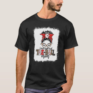 Bleken luidop en rode T-shirt bedekken het motto v