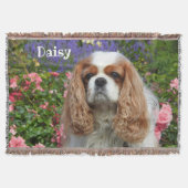 Blenheim Cavalier King Charles Spaniel in Flowers Deken (Voorkant)