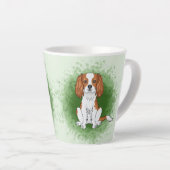 Blenheim Cavalier King Charles Spaniel Op Groen Latte Mok (Rechterhoek)