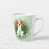 Blenheim Cavalier King Charles Spaniel Op Groen Latte Mok (Rechts)